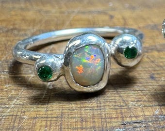 Ring van opaal en zirkonia