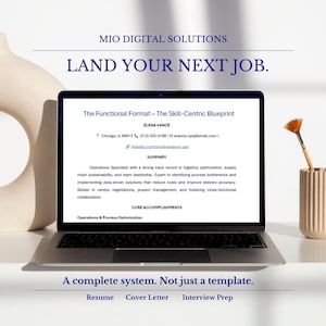 Puede incluir: Un portátil que muestra una plantilla de currículum con el texto "LAND YOUR NEXT JOB." La pantalla muestra un ejemplo de currículum con información de contacto y un resumen de habilidades. Un sistema completo para currículums, cartas de presentación y preparación de entrevistas.