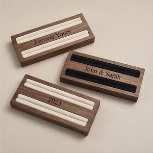 Soporte personalizado de madera de nogal para anillos, soporte grabado para exhibir joyas, organizador de anillos de terciopelo de doble fila, regalo para parejas.