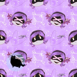 Puede incluir: Un patrón repetitivo sobre un fondo lavanda con caras de robots de dibujos animados con pelo morado y alas de murciélago. El diseño incluye formas geométricas blancas, un dragón estilizado y un gato negro con el texto "Kitty Kisses".