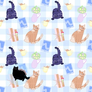 Puede incluir: Un patrón repetitivo sobre un fondo de cuadros azul claro con ilustraciones de gatos negros, gatos naranjas y blancos, tazas amarillas con líquido marrón, jarrones rosas con flores verdes, lectores electrónicos azules y libros atados.