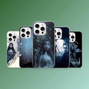 Puede incluir: Una colección de cinco fundas para teléfono con ilustraciones de un personaje con cabello largo y oscuro y tez pálida. Las fundas tienen diferentes fondos, incluyendo una telaraña, mariposas y una luna llena. Las fundas son en tonos azules y negros.