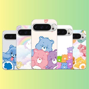 Könnte beinhalten: Fünf Smartphone-Hüllen mit Care Bears-Figuren. Die Designs zeigen verschiedene Bären in Blau, Pink, Lila, Grün, Orange und Gelb vor Hintergründen mit Wolken, Regenbögen und pastellfarbenen Mustern, inklusive Aussparungen für die Kameras.