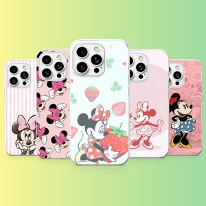Op de afbeelding: Vijf telefoonhoesjes met Minnie Mouse-ontwerpen. De hoesjes tonen verschillende patronen, waaronder roze strepen, Minnie Mouse-gezichten met strikken, aardbeien en Minnie Mouse-illustraties. De hoesjes zijn in tinten roze, wit en rood.