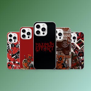 Puede incluir: Una colección de cinco fundas para teléfono con diseños de Deadpool. Las fundas muestran varias imágenes del personaje en rojo y negro, con una funda con el texto "MAXIMUM EFFORT".