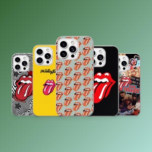 Puede incluir: Una colección de fundas para teléfonos con el icónico logotipo de la lengua y los labios de The Rolling Stones. Los diseños incluyen un remolino en blanco y negro, amarillo con texto, un patrón repetido, una lengua roja sobre negro y un collage.