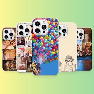 Può includere: Cinque cover per smartphone con scene tratte dal film d'animazione Up. I design includono una casa sollevata da palloncini colorati, un collage di foto dei personaggi, uno schizzo con il testo Love You e scene di interni domestici.
