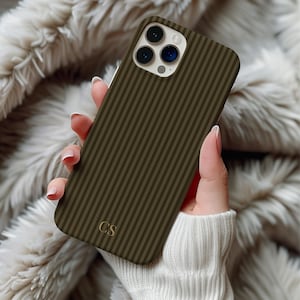 Custodia per telefono personalizzata color cioccolato fondente con iniziali personalizzate in oro per iPhone 17, 16, 15 Pro, Samsung S25, S24, S23. Cover per telefono vintage alla moda e artistica.