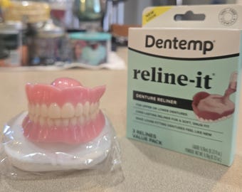 Protesi dentarie pronte da indossare, stampate in 3D: superiori e inferiori, taglia piccola per adulti, realizzate con precisione da laboratorio odontotecnico.