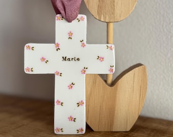 Croix florale personnalisée - Cadeau de baptême fait main - Décoration spirituelle enfant