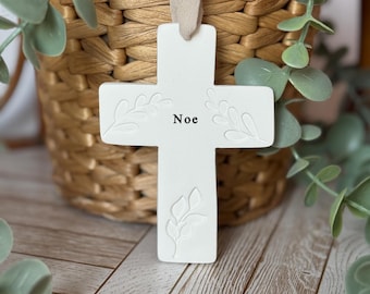 Croix murale chrétienne personnalisable en céramique / Cadeau baptême, communion, naissance ou adulte / Décoration religieuse artisanale