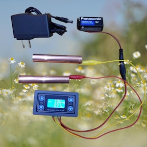 Puede incluir: Un juego de tres tazas de cerámica con acabado mate moteado. Las tazas son de color crema, gris claro y gris oscuro. Cada taza tiene un diseño simple y minimalista.