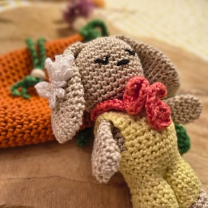 Op de afbeelding: Set van drie keramische mokken met een gespikkelde, matte afwerking. De mokken zijn in crème, lichtgrijs en donkergrijs. Elke mok heeft een eenvoudig, minimalistisch ontwerp.