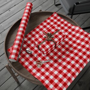 Klassiskt röda presentpapper i ginghammönster, unikt presentpapper, oumbärligt julklappspapper, presentpapper i rulle, måsten för högtiderna