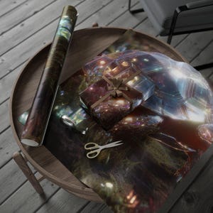 Könnte beinhalten: Eine Rolle Geschenkpapier und ein Geschenk mit braunem Band liegen auf einem Holztisch. Das Papier und das Geschenk haben ein dunkles, raumähnliches Design mit Andeutungen von Blau, Lila und Gold. Eine goldene Schere liegt daneben.