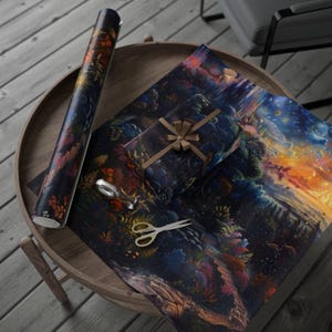 Könnte beinhalten: Eine Rolle Geschenkpapier und ein Geschenk mit braunem Band liegen auf einem Holztisch. Das Papier zeigt ein farbenfrohes Fantasy-Landschaftsdesign mit Blau-, Orange- und Grüntönen. Schere und Klebeband liegen ebenfalls auf dem Tisch.