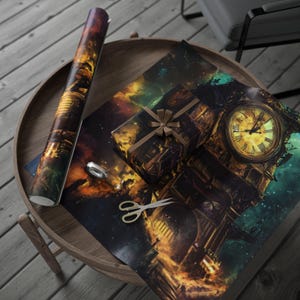 Könnte beinhalten: Eine Rolle Geschenkpapier und ein verpacktes Geschenk mit einem Uhrturm-Design vor einem Himmels-Hintergrund. Eine Schere und Klebeband liegen auf einem Holztisch. Das Geschenk ist mit einem braunen Band gebunden.