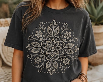 Bloemenmandala shirt, boho sierlijk T-shirt, Comfort Colors abstract bloemen cadeau voor een aardse stijl