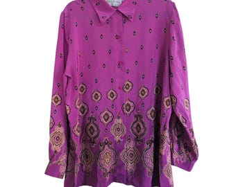 STOR 100% siden Lore Beth Terrell magenta blus med medaljongknappar