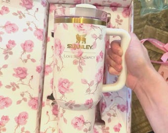 Gobelet Stanley LoveShackFancy - Désaltérant floral rose de 40 oz, édition limitée