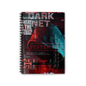Puede incluir: Un cuaderno de espiral con un gráfico oscuro de estilo glitch de una figura con capucha. La portada muestra texto que incluye "DARK NET", "DATA BREACH", "WHERE IS THE TRUTH" y "SYSTEM FAIL", superpuesto sobre un fondo digital rojo y azul.
