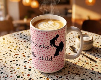 Eine Mutter ist nicht diejenige, die gebiert, sondern diejenige, die das Kind erzieht. | 15oz Zitat Kaffeetasse