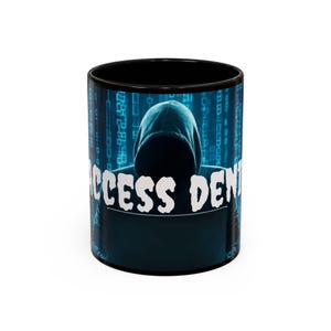 Puede incluir: Taza de cerámica negra con un diseño de figura encapuchada y portátil sobre un fondo azul de código digital. La taza tiene las palabras "ACCESS DENIED" en blanco. El interior de la taza es negro.