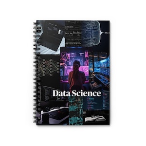 Puede incluir: Un cuaderno de espiral con un collage de imágenes de ciencia de datos, que incluye pantallas de ordenador, código, fórmulas matemáticas y una persona en un escritorio. Las palabras Data Science están impresas en blanco en el centro.