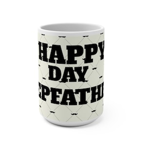 Puede incluir: Una taza de cerámica blanca con un patrón de diamantes repetido que presenta pequeños bigotes negros en cada intersección. El texto "HAPPY DAY FATHER" está impreso en letras mayúsculas grandes, negras y negritas en el centro.