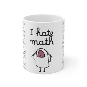 Puede incluir: Una taza de cerámica blanca con el texto negro I hate math y un personaje de dibujos animados tirándose del pelo por frustración. Los lados de la taza están decorados con varias ecuaciones y fórmulas matemáticas negras sobre el fondo.