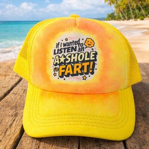 Pode incluir: Boné de caminhoneiro amarelo com parte traseira em tela e aba curva. A frente apresenta o texto "if I wanted to LISTEN an A**HOLE I'D FART!" em uma fonte divertida, com um design colorido.