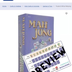 Peut inclure: Une boîte de jeu de Mah Jong violette avec des lettres dorées. La boîte présente les mots "MAH JONG" en évidence. Une carte d'aperçu montre des exemples de tuiles et les mots "AMERICAN MAHJONG".