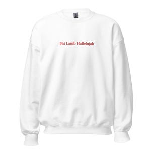 Peut inclure: Sweat-shirt blanc à col rond avec le texte rouge "Phi Lamb Hallelujah". Le sweat-shirt a des manches longues et des poignets et un ourlet côtelés. Le tissu semble doux et confortable.