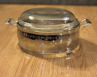 VTG Pyrex 1.5 Qt Covered Dish With Decorative Metal Carrier Stand 023 USA