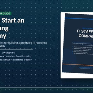 以下が含まれることがあります： 「How to Start an IT Staffing Company」というタイトルの濃い青色のグラフィック。画像には、同じタイトルと、35ページ、8つのパート、19の章を含む機能のリストが記載された本の表紙が含まれています。このガイドは、収益性の高いIT採用ビジネスを構築するためのものです。