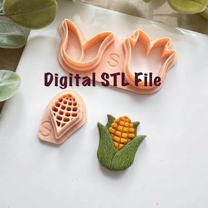 Puede incluir: Un conjunto de cortadores de galletas de plástico rosa con forma de maíz y un modelo de maíz impreso en 3D. El texto "Digital STL File" se muestra en fuente morada oscura. El modelo de maíz es amarillo y verde.