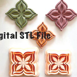 Pode incluir: Uma variedade de cortadores de biscoitos e estênceis em forma de flor em várias cores, incluindo verde, malva e laranja. O texto "Digital STL File" é exibido em preto. Os cortadores e estênceis estão dispostos em um fundo branco.