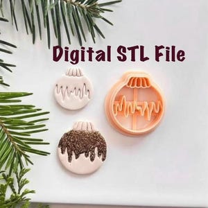 Puede incluir: La imagen muestra tres archivos STL con forma de adorno navideño. El texto "Digital STL File" está en la parte superior. Dos adornos son de color rosa claro con diseños blancos, y uno es un cortador. El tercer adorno tiene un diseño de purpurina marrón.