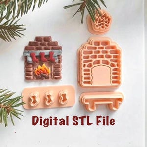 Pode incluir: Uma coleção de cortadores de biscoitos com tema natalino, incluindo uma lareira, meias e um banco. Os cortadores são em tons de marrom e pêssego, com um galho de sempre-viva ao fundo. O texto "Digital STL File" é exibido.