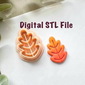 Puede incluir: Imagen de un cortador de galletas con forma de hoja y un objeto con forma de hoja. El cortador de galletas es de color naranja claro y tiene un diseño detallado de hoja. El objeto con forma de hoja es de color naranja y rojo. El texto "Digital STL File" está arriba.