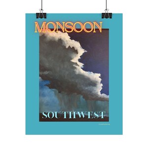 Peut inclure: Une affiche à bordure turquoise présente une peinture d'un nuage de mousson sur un ciel bleu foncé. Le mot "MONSOON" est en lettres jaunes de style néon en haut, et "SOUTHWEST" en bas en marron.