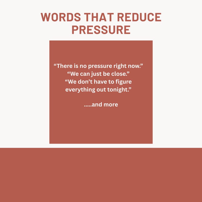 K&ouml;nnte beinhalten: Eine quadratische Grafik mit terrakottafarbenem Hintergrund und dem Text WORDS THAT REDUCE PRESSURE oben. Darunter steht der Text: There is no pressure right now. We can just be close. We don't have to figure everything out tonight. .....and more.