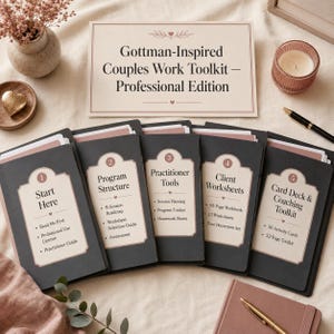 Puede incluir: Un conjunto Gottman-Inspired Couples Work Toolkit Professional Edition con cinco folletos negros numerados del 1 al 5, cada uno con una etiqueta color crema que detalla contenidos como Start Here, Program Structure, Practitioner Tools, Client Worksheets y Card Deck & Coaching Toolkit.