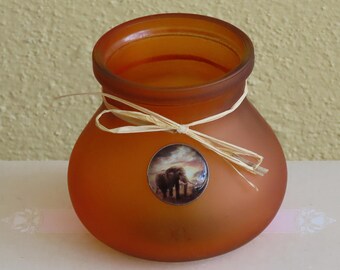 Frasco de vidrio artístico color óxido con medallón de elefante. Puede usarse como portavelas. 4 x 4,5 pulgadas.