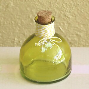 Art Glass, klein geel flesje, met familiebedel schildpad.