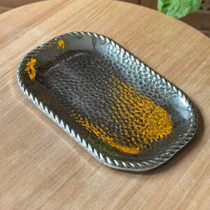 Gehämmertes Metalltablett 28x19cm, abgerundetes Rechteck, gedrehter Seilrand, Kosmetikablage, Parfümständer, Schmuckschale, strukturierte Servierplatte
