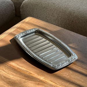 Vintage-Steakplatte mit Saftmulde, verziertem Rand, rechteckiger Metallschale und Spargelhalter, 32 x 18 cm