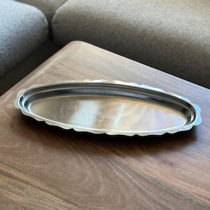 Bandeja oval longa vintage para servir peixe, em aço inoxidável, estilo Luís XV, com borda ondulada, ideal para servir baguetes. Dimensões: 44 cm.