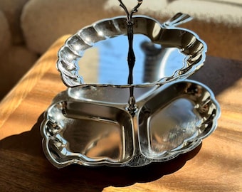 Vintage 2-laags serveerschaal van zilverkleurig staal in bladvorm met vakjes, ideaal voor afternoon tea of desserts, decoratie in mid-century modern stijl.