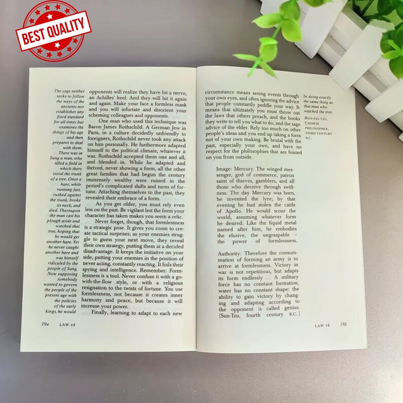 Op de afbeelding: Open boek met tekst op twee tegenover elkaar liggende pagina's. De linkerpagina heeft tekst en een rood en gouden "Best Quality"-sticker. De rechterpagina heeft tekst en een kleine afbeelding.